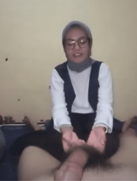 Bokep Indo Mutia Hijab Isep Kontol Pacar