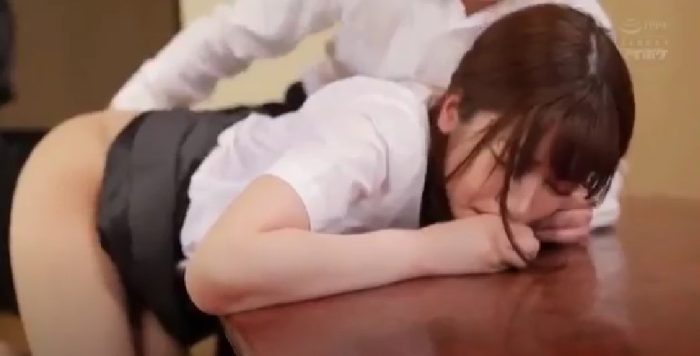 Ditelpon Pacar Saat Lagi Ngewe Sama Bos
