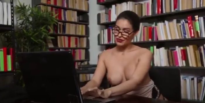 Ngintip Penjaga Perpustakaan Sedang Onani