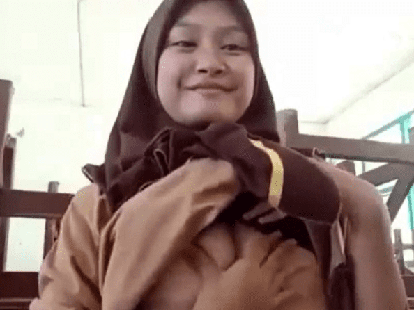 Bocil Hijab Pramuka Remas Susu Di Kelas