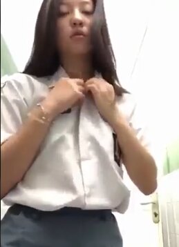 Siswi SMA Cindo Buka Baju Lanjut Colmek Sambil Live
