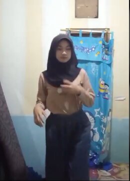 Siswi SMP Kerudung Hitam Tutorial Buka Baju