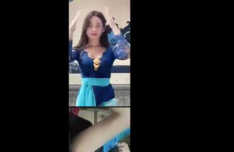 Gadis Streamer Ayu Kebaya Biru Tiga Jari Nyampe Becek
