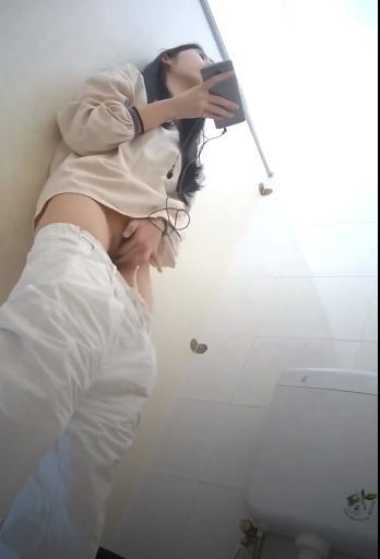 Kaka Cantik Lagi Asik Sendiri di Kamar Mandi Nyampe Becek